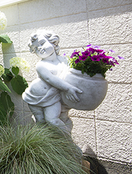 石像：アンジェリコ、石像：薔薇を抱える天使、花鉢：ユークリッド、鉢：筒型フェストナート　現場：大阪府　個人邸　Ｈ様