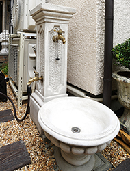 花鉢アベンティーノと台座エトラスコに真鍮製の飾り蛇口を取り付けたオリジナル立水栓　現場：大阪府某市　個人宅