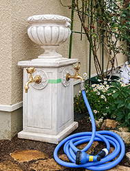 花鉢ユークリッド（VR-067900）と台座ロッシーニ（PI-033300）の飾り蛇口を取り付けたオリジナル立水栓　現場：個人宅　A様