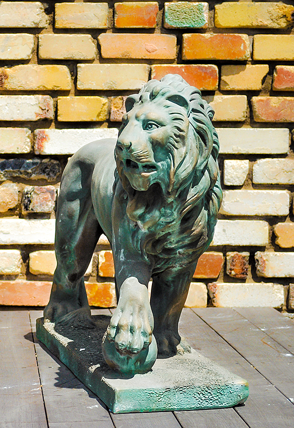 ドッカーレ宮のライオン　ブロンズ（右）