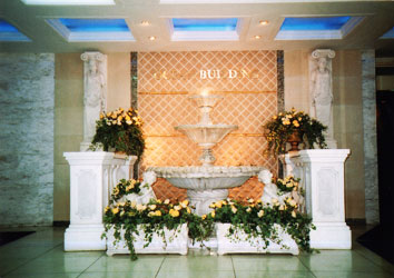 豪華で上品な噴水と女神像　現場：大阪市北区　北新地　玄関ホール設置