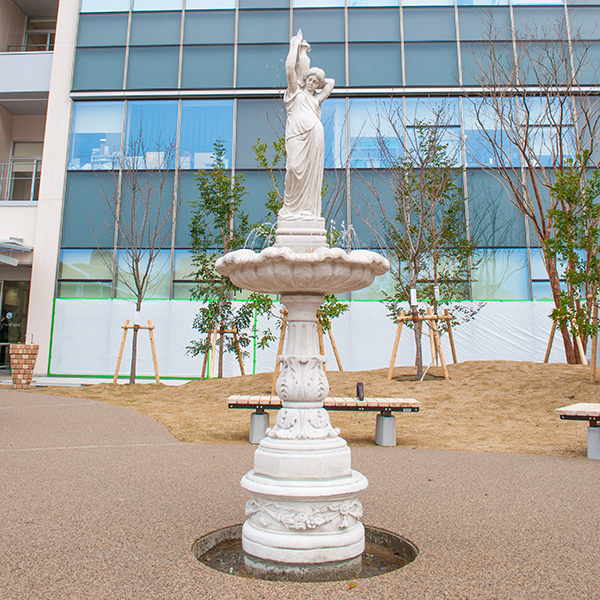 ユーロストン・オリジナル仕様の噴水と羊のファミリー　現場：大阪市　JCHO大阪病院　様