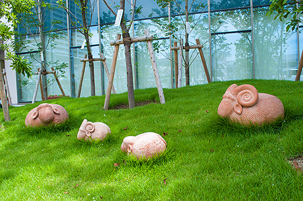 ユーロストン・オリジナル仕様の噴水と羊のファミリー 現場：大阪市