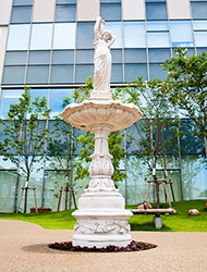 ユーロストン・オリジナル仕様の噴水と羊のファミリー　現場：大阪市　JCHO大阪病院　様