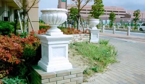 花鉢と台座　現場：兵庫県明石市