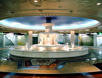 天然白大理石製の子供像　現場：大阪市北区　梅田　泉の広場