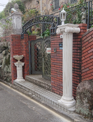 玄関脇のスペースに石柱「ジョニカ」、台座「ベネツィア」の設置　現場：奈良県　個人宅