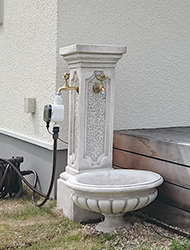 台座エトラスコに真鍮製の飾り蛇口を取り付けたオリジナル立水栓　現場：兵庫県某市　個人宅